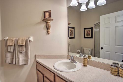 Sunny Villa w/ Lanai: 17 Mi to Disney! photo 4