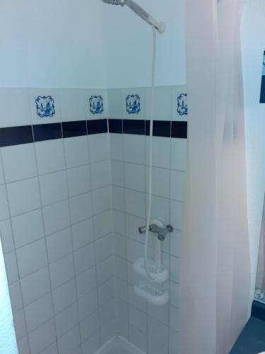 une salle de bain avec douche et toilettes dans l'établissement 3 Pièces terrasse vue MER et PISCINE Plage Richelieu CAP D'AGDE, au Cap d'Agde