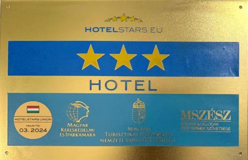 Una señal para un hotel con cuatro estrellas. en Illés Hotel, en Szeged