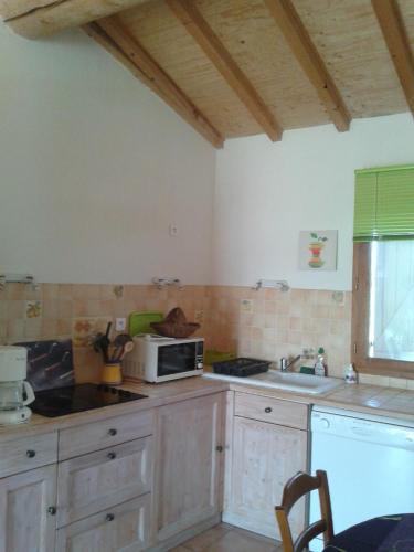 Kuchyň nebo kuchyňský kout v ubytování Gîte de la Piaferie