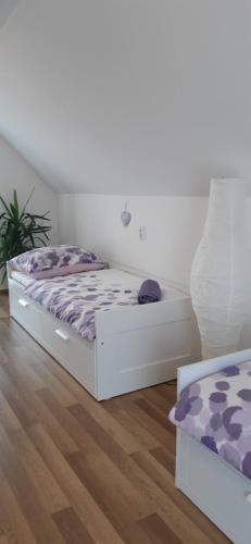 Ένα ή περισσότερα κρεβάτια σε δωμάτιο στο Cs&M Vendégház Gyenesdiás