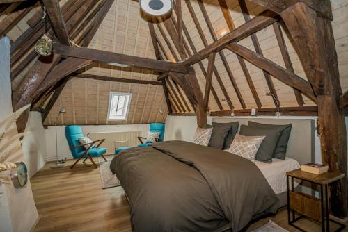 een slaapkamer met een groot bed op zolder bij De Witte Dame in Zierikzee