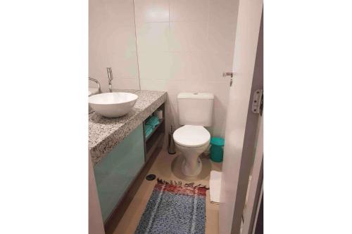 科蒂亞的住宿－Flat 317 Granja Cotia Wi-Fi equipado e funcional，浴室配有白色卫生间和盥洗盆。