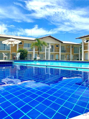 une grande piscine en face d'un hôtel dans l'établissement FLAT em residencial! Praia de taperapuan!, à Porto Seguro