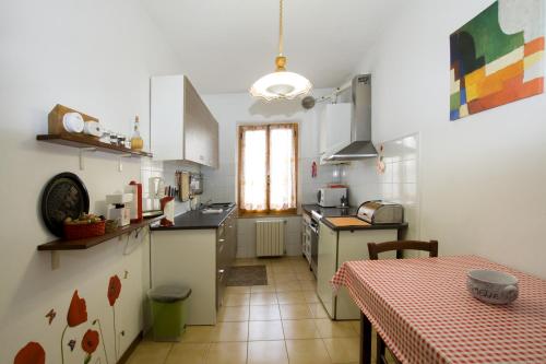 Η κουζίνα ή μικρή κουζίνα στο Cheap Apartment in The Old Village