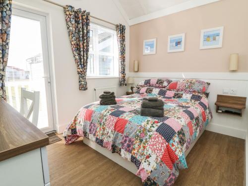 een slaapkamer met een bed en een raam bij Chalet 279 in Bridlington