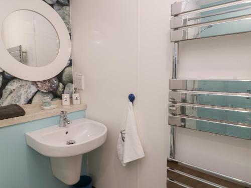 La salle de bains est pourvue d'un lavabo et d'un miroir. dans l'établissement Chalet 279, à Bridlington
