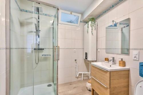 a bathroom with a shower and a sink at LA PALME 50 m de la plage en baie de Somme in Cayeux-sur-Mer