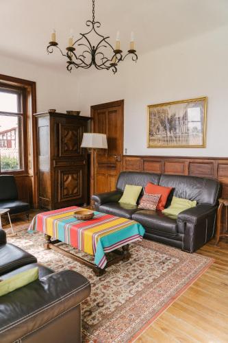 un salon avec un canapé et une table basse dans l'établissement MAISON DE MAITRE PISCINE VUE OCEAN - BIDART, à Bidart