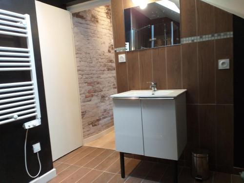 Ένα μπάνιο στο Les Volets Bleus - Deux appartements et un studio, Jardin