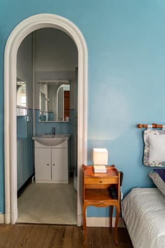 une salle de bain avec un lavabo et un miroir dans l'établissement MAISON DE MAITRE PISCINE VUE OCEAN - BIDART, à Bidart