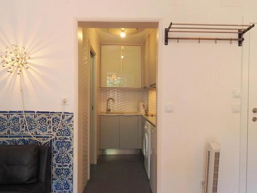 リスボンにあるAurora - Lissabon Altstadtの洗面台付きのキッチンにつながる廊下