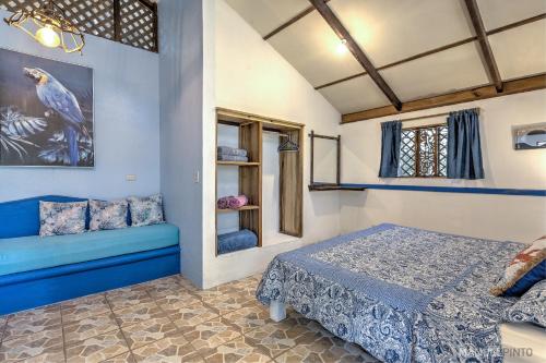 Een bed of bedden in een kamer bij Casa Violeta Beach House in Punta Uva
