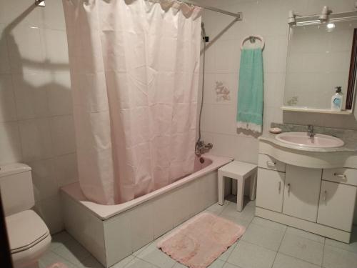 La salle de bains est pourvue d'une baignoire, d'un lavabo et de toilettes. dans l'établissement Casa la Canal, à Cabacés