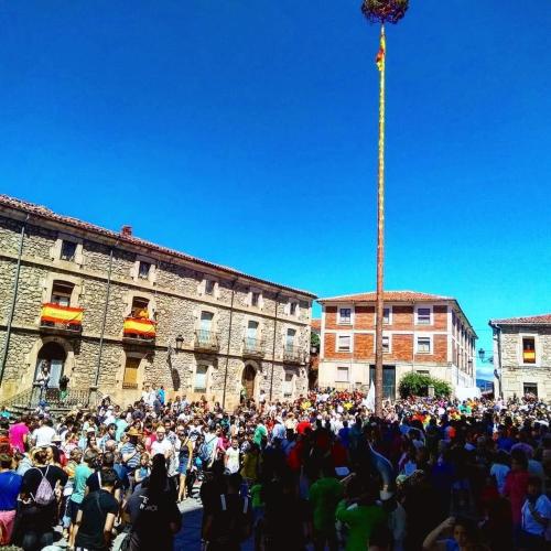 a large crowd of people standing in front of a building at Hotel Virginia R.H. in Vinuesa