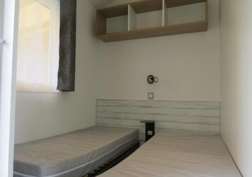 Ένα ή περισσότερα κρεβάτια σε δωμάτιο στο Camping Paradis d'Arvor