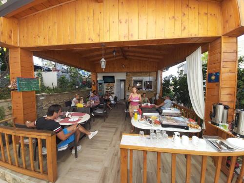 eine Gruppe von Menschen, die an Tischen in einem Restaurant sitzen in der Unterkunft Sun Apartments in Ulcinj