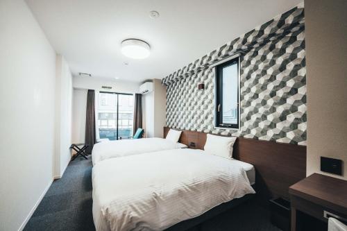 佐賀市にあるTAPSTAY HOTEL - Vacation STAY 35241vのベッド2台と窓が備わるホテルルームです。