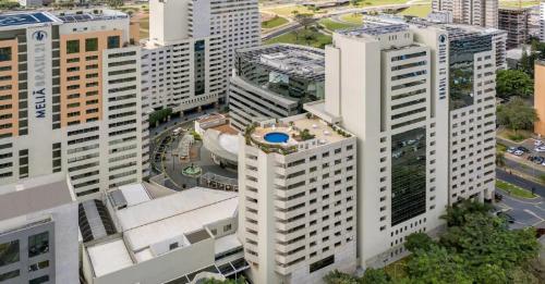 an overhead view of a city with tall buildings at Apartamento no condomínio do Brasil 21 Suites in Brasilia