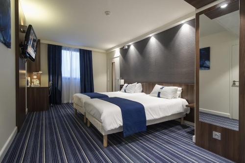 Ένα ή περισσότερα κρεβάτια σε δωμάτιο στο Holiday Inn Express Lille Centre, an IHG Hotel