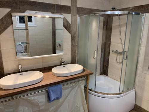 łazienka z 2 umywalkami i prysznicem w obiekcie Vila Galant w mieście Konice