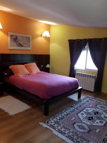 una camera da letto con un letto con lenzuola rosa e una finestra di Villa el Gallo a Los Cortijos