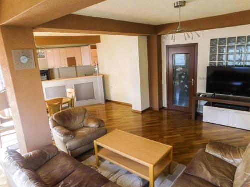 un soggiorno con divano e tavolo di Luxe Apartment a Ohrid