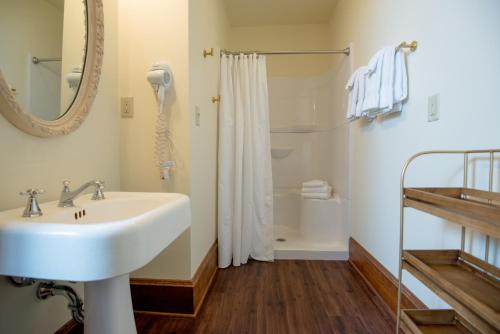 Kylpyhuone majoituspaikassa Inn at Cedar Crossing