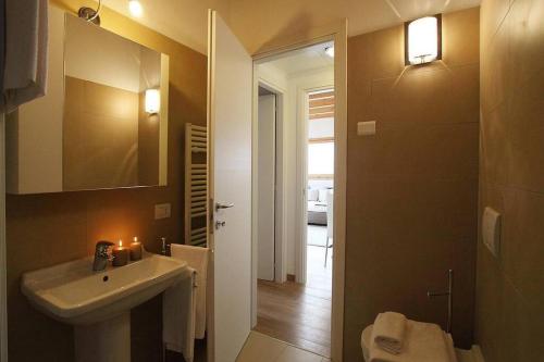 Lavanda house - breathtaking view - في بيلانو: حمام مع حوض ومرآة ومرحاض