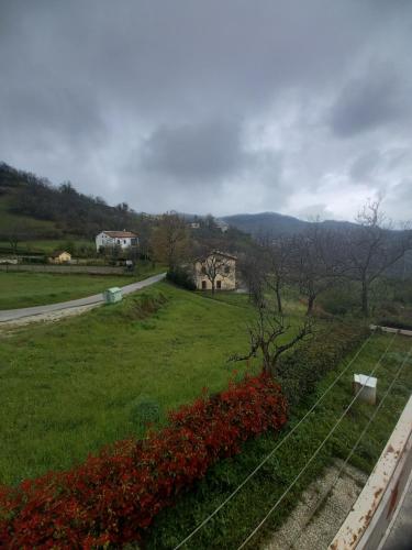 Blick auf ein Feld mit einem Haus und einer Straße in der Unterkunft CASA VACANZA POLI in Ascoli Piceno