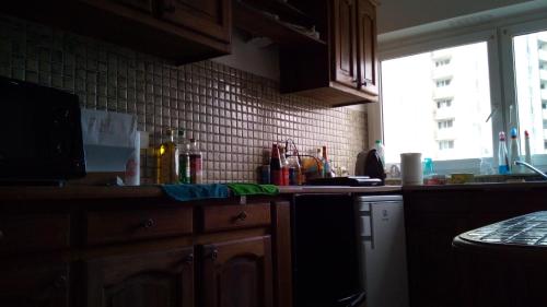 une cuisine avec un évier et un plan de travail dans l'établissement chambre lits jumeaux, à Chevilly-Larue