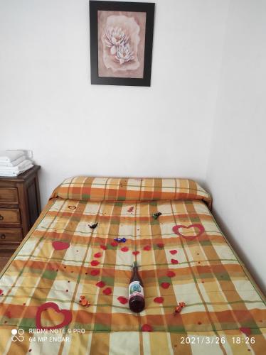 een bed met een dekbed in een slaapkamer bij El mirador 1 in Alcalá del Júcar