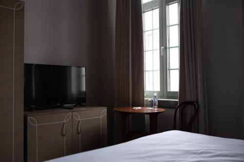 TV in/ali zabaviščno središče v nastanitvi GRAND HOTEL GYUMRI by APRICOT Hotels