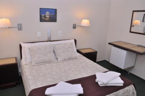 1 dormitorio con 1 cama con 2 toallas en HOTEL DEL NORTE en Artigas