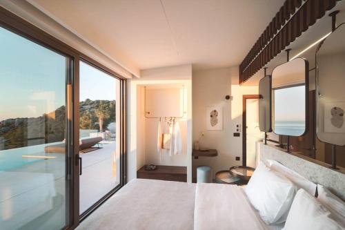 Postel nebo postele na pokoji v ubytování THE WAVE TWIN VILLA 1 KATHISMA BEACH Lefkada