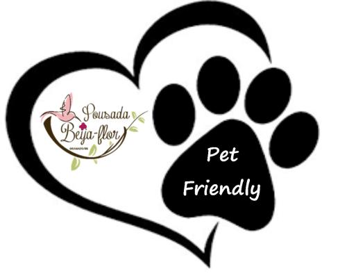 a paw print with the words pet friendly at Pousada Beija Flor Centro in Gramado