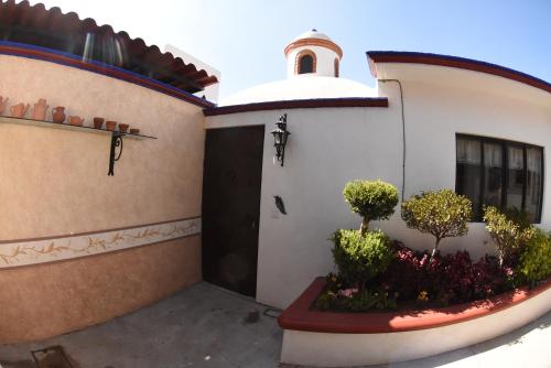 a courtyard of a house with a door and plants at HOTEL CASA LIMON in Santa Rosa de Jáuregui