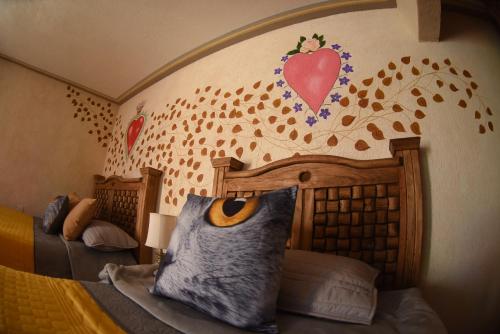 a bedroom with a heart mural on the wall at HOTEL CASA LIMON in Santa Rosa de Jáuregui