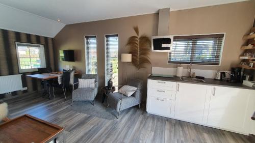 a kitchen and dining room with a table and chairs at B&B Hertenhoef, Fluitenberg (Hoogeveen) in Fluitenberg