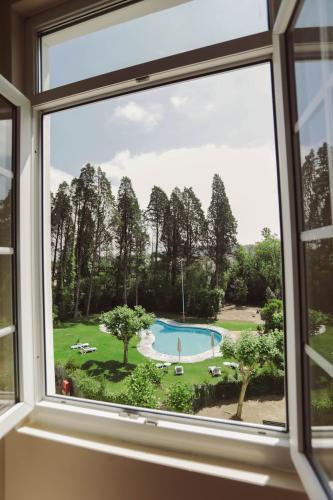 a window with a view of a pool at Hotel Termas da Curia in Curia