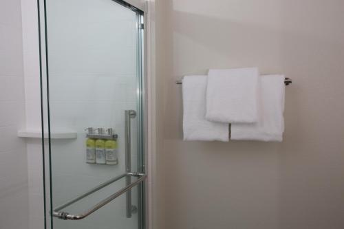 A bathroom at Holiday Inn Express - McCook, an IHG Hotel