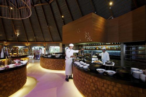 Hosté ubytování Centara Ras Fushi Resort & Spa Maldives - 50 percent discount on transfers for min 4 nights stay and more, valid for reservations between 11th Feb till 22 Dec 2025