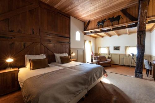 Tempat tidur dalam kamar di Hotel de Watermölle