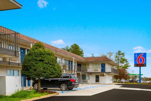 a truck parked in front of a hotel at Motel 6-Sandston, VA - Richmond, Va in Sandston