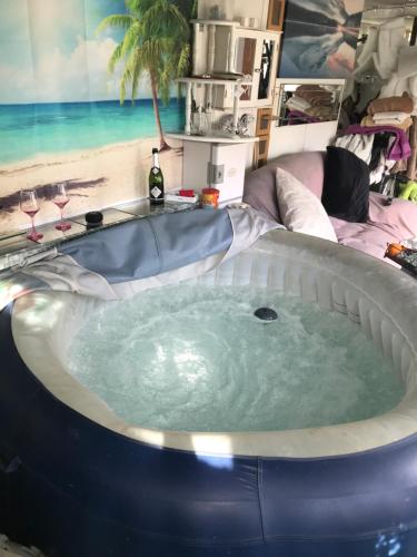 bañera de hidromasaje grande en una habitación con playa en Na en Ramsgate