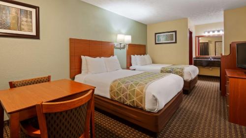 Katil atau katil-katil dalam bilik di Best Western Acworth Inn