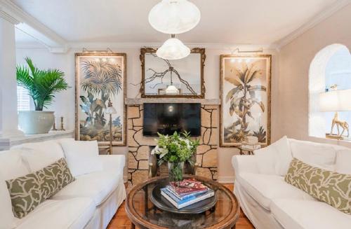 Ruang duduk di Tropical Designer House in Heart of Antique Row WPB
