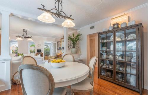 Ruang duduk di Tropical Designer House in Heart of Antique Row WPB