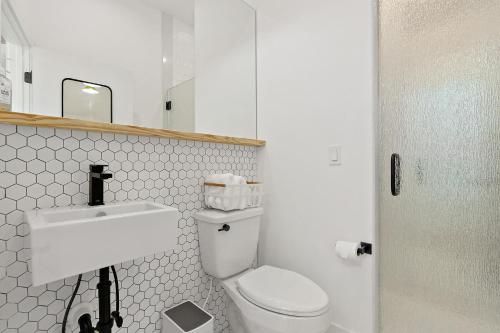 Ένα μπάνιο στο Haven Tiny House - Pool, Walk to Downtown