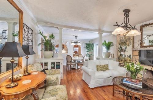 Ruang duduk di Tropical Designer House in Heart of Antique Row WPB